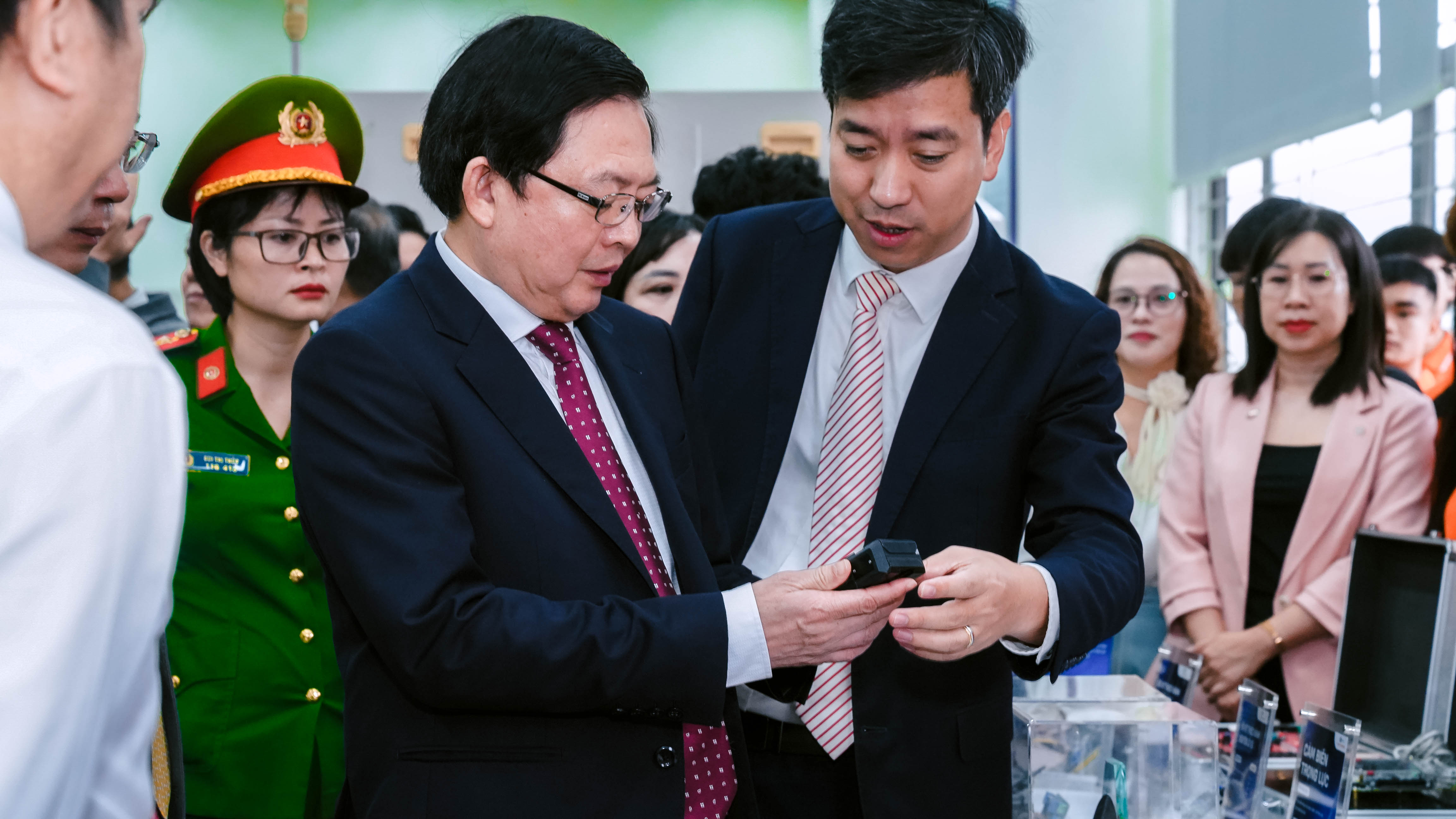 Công viên Công nghệ cao và Đổi mới sáng tạo, ĐHQGHN khai trương Phòng thí nghiệm Đóng gói và Đo kiểm Chip bán dẫn, thúc đẩy đào tạo nhân lực và phát triển công nghệ — hình 3
